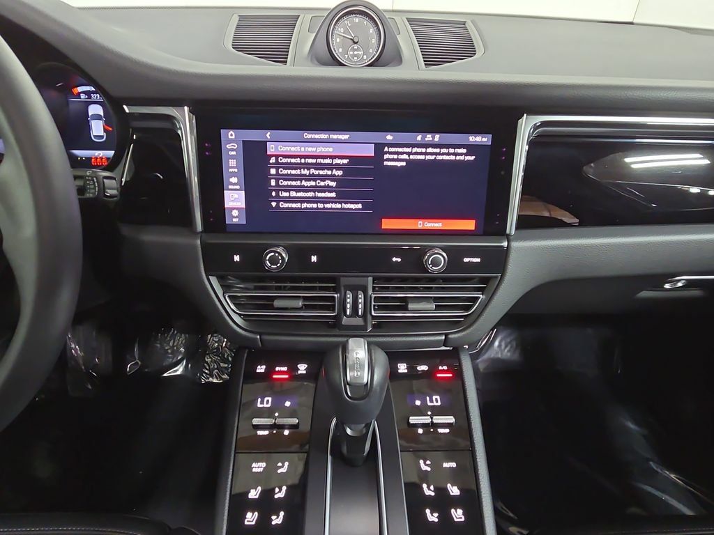 Certified 2026 Porsche Macan AWD/4WD image 16