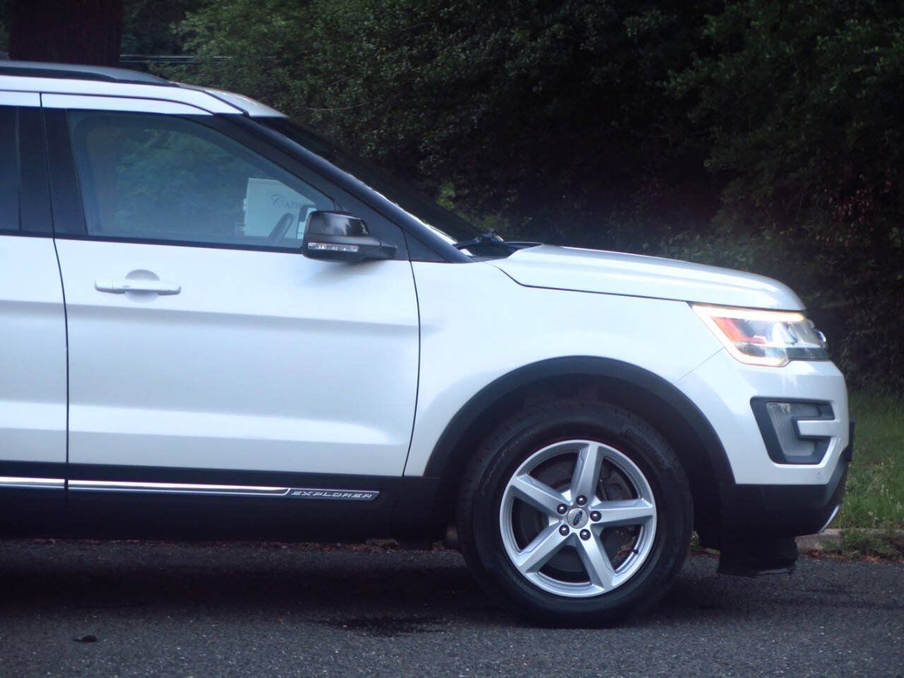 Used 2016 Ford Explorer XLT w/ Equipment Group 202A AWD/4WD image 26