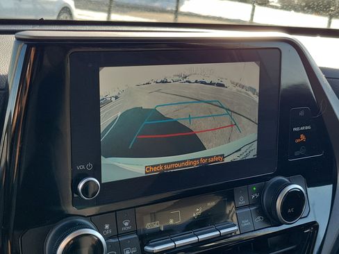 Certified 2023 Toyota Highlander L image 28