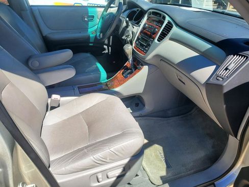 Used 2004 Toyota Highlander V6 2WD with 3rd-Row Seat image 5
