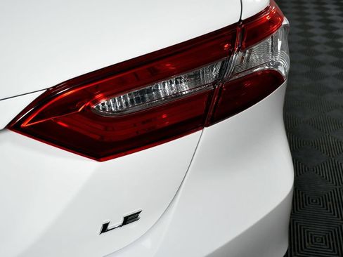 Used 2018 Toyota Camry LE image 42