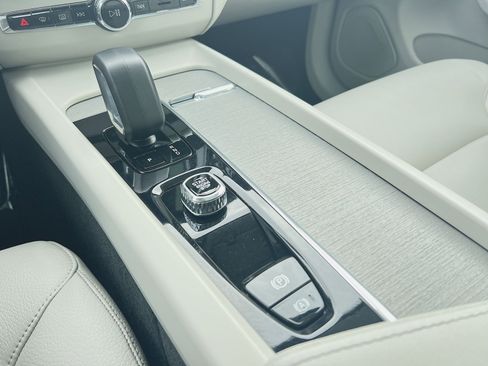 Used 2023 Volvo XC60 B5 Plus image 18