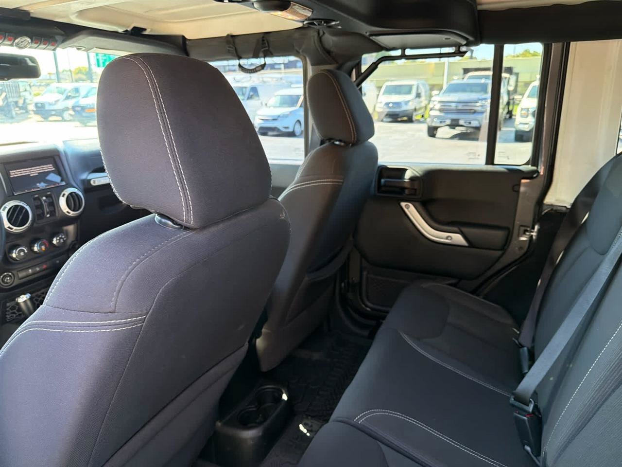Used 2017 Jeep Wrangler Unlimited Sahara w/ Connectivity Group AWD/4WD image 13