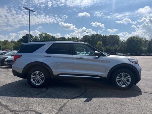 Used 2023 Ford Explorer XLT w/ Equipment Group 202A AWD/4WD image 4