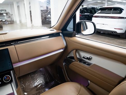 Used 2023 Land Rover Range Rover SV image 12