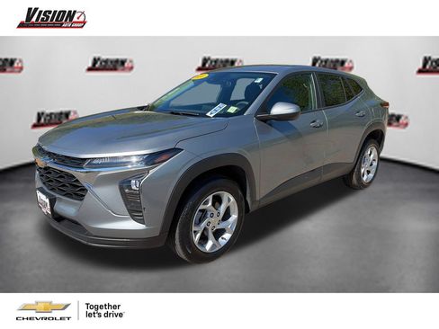 Used 2024 Chevrolet Trax LS w/ LS Convenience Package FWD image 1