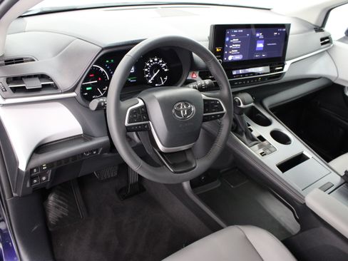 Used 2026 Toyota Sienna XLE FWD image 12