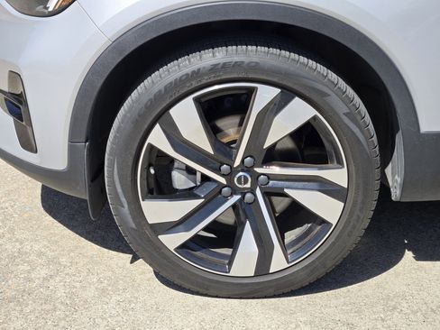 Used 2023 Volvo XC40 B5 Plus image 16