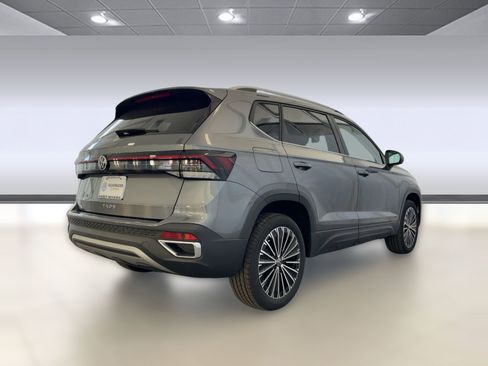 New 2026 Volkswagen Taos SE image 9