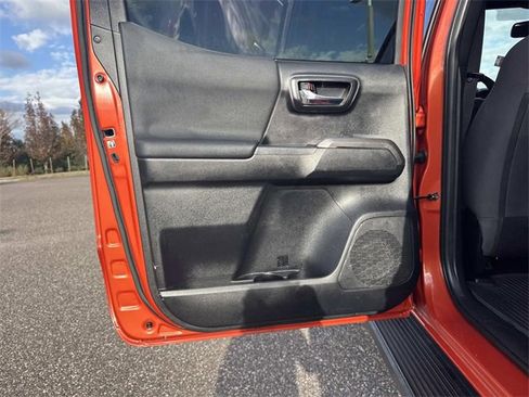 Used 2018 Toyota Tacoma TRD Sport image 14