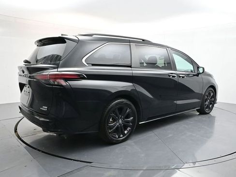 Used 2023 Toyota Sienna XSE image 6
