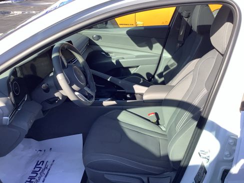 Used 2024 Hyundai Elantra SEL w/ Convenience Package image 6