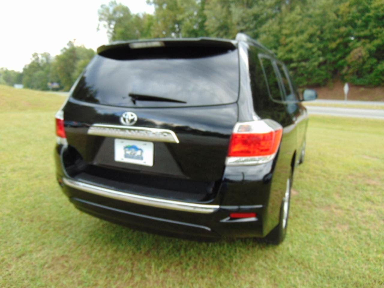 Used 2012 Toyota Highlander SE w/ Tow Pkg AWD/4WD image 4