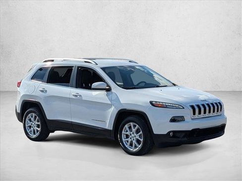 Used 2016 Jeep Cherokee Latitude image 3