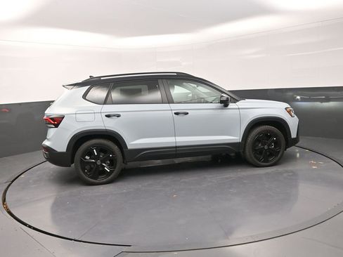 New 2026 Volkswagen Taos SE image 9
