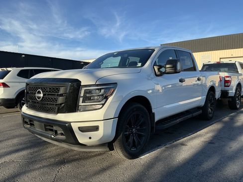 Used 2023 Nissan Titan SV w/ SV Convenience Package image 2