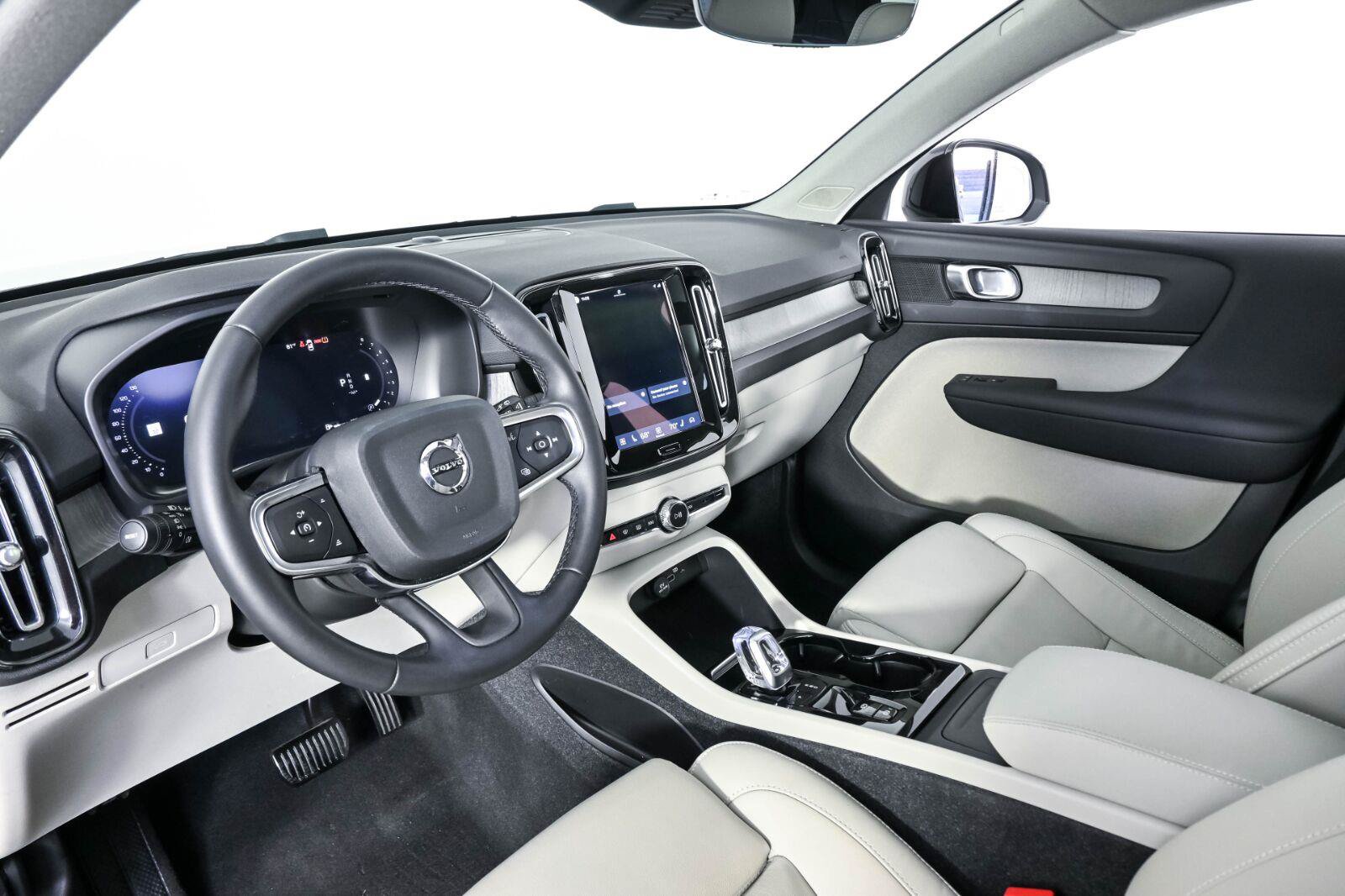Used 2023 Volvo XC40 B5 Plus w/ Protection Package AWD/4WD image 4