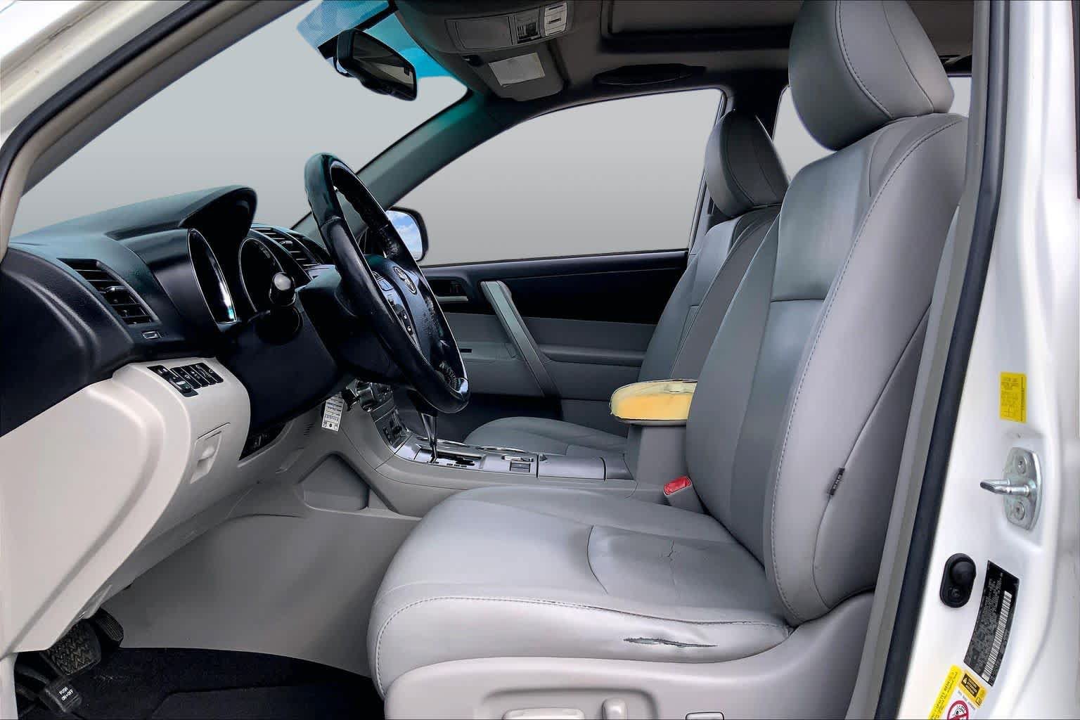 Used 2011 Toyota Highlander SE FWD image 7
