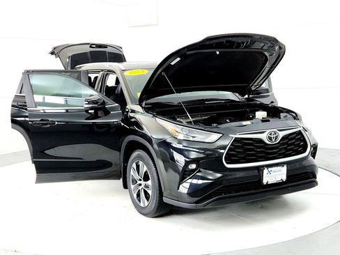 Used 2024 Toyota Highlander XLE image 9