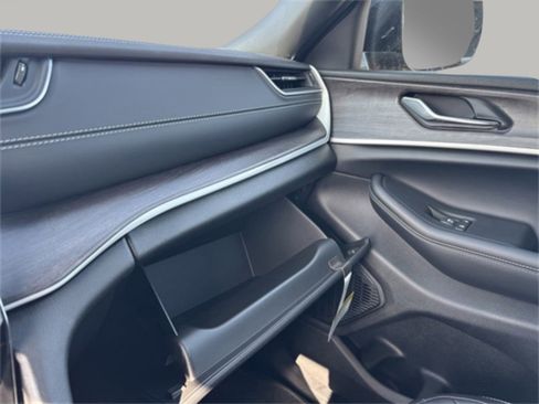 New 2025 Jeep Grand Cherokee L Limited image 18