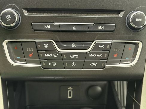 Used 2018 Ford Fusion SE w/ Fusion SE Technology Package FWD image 21
