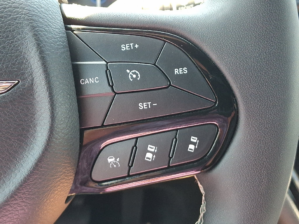 Used 2025 Chrysler Pacifica Limited FWD image 26