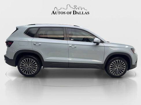 Used 2025 Volkswagen Taos SE FWD image 10