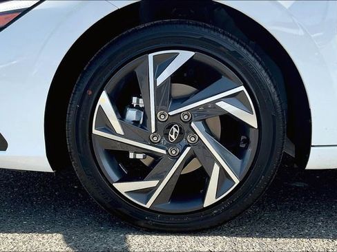 New 2025 Hyundai Elantra SEL image 11