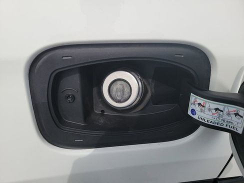 Used 2017 Jeep Compass Latitude w/ Cold Weather Group FWD image 34