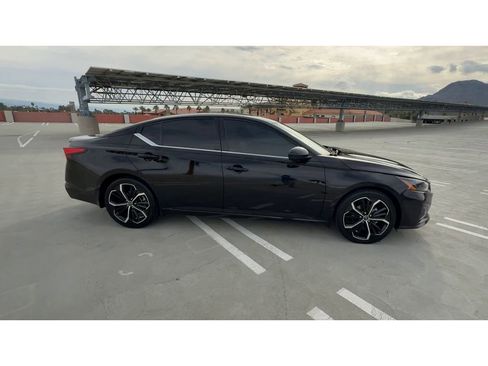 Used 2023 Nissan Altima 2.5 SR w/ SR Premium Package image 2