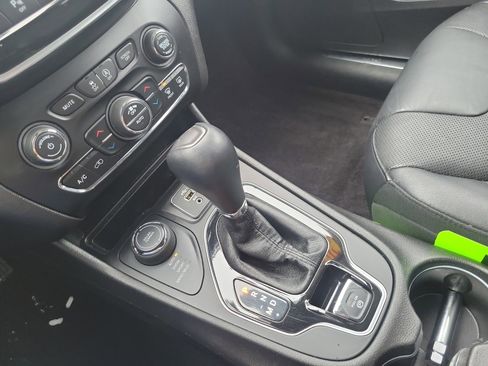 Used 2019 Jeep Cherokee Limited w/ Technology Group image 19