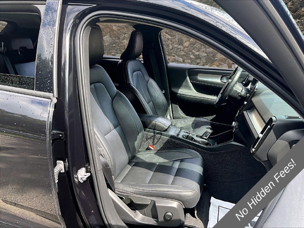 Used 2021 Volvo XC40 T4 Momentum FWD image 7