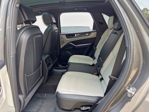 Used 2025 Porsche Cayenne AWD/4WD image 42
