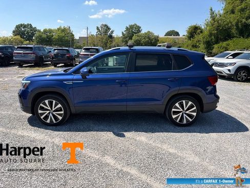 Used 2023 Volkswagen Taos SE w/ Panoramic Sunroof Package FWD image 2