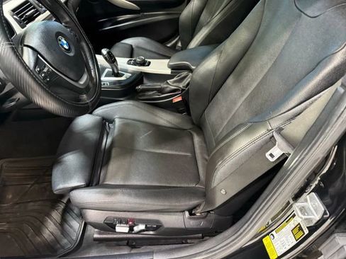 Used 2018 BMW 320i Sedan w/ Sport Package image 21