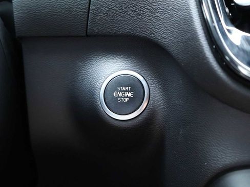 Used 2019 Volvo XC40 T5 Momentum AWD/4WD image 25