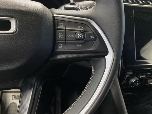 Used 2023 Jeep Grand Cherokee L Laredo image 19