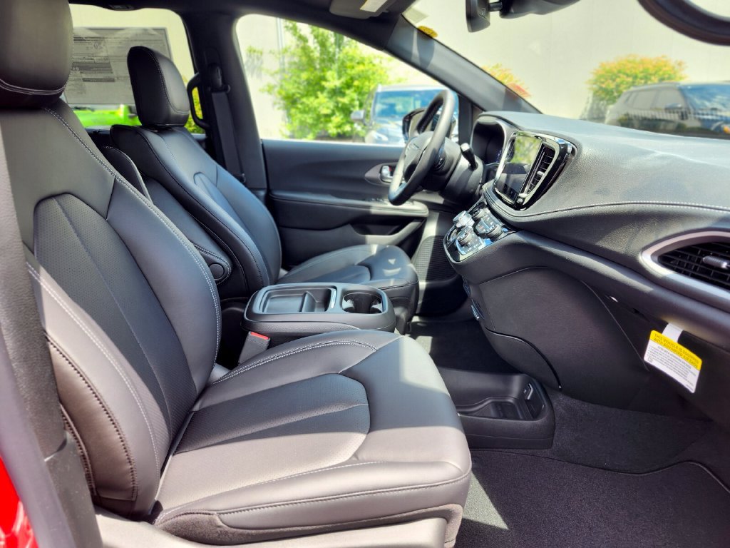 New 2027 Chrysler Pacifica Select AWD/4WD image 11
