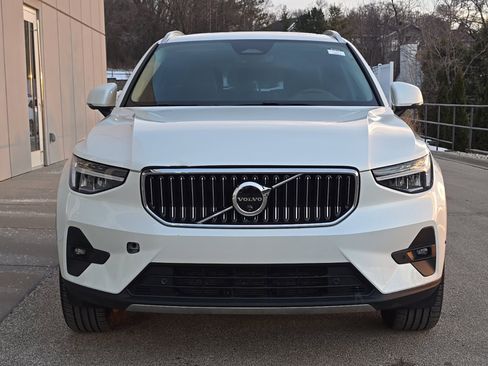 Certified 2025 Volvo XC40 B5 Plus image 2