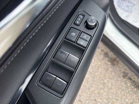 Used 2021 Toyota Venza LE image 21