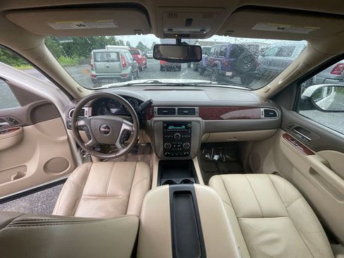 Used 2011 GMC Yukon XL SLT w/ SLT-2 Equipment Package AWD/4WD image 3