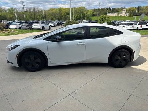 Used 2025 Toyota Prius LE FWD image 4