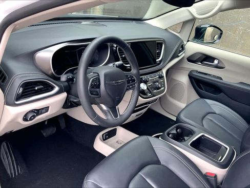 Used 2024 Chrysler Pacifica Limited FWD image 18