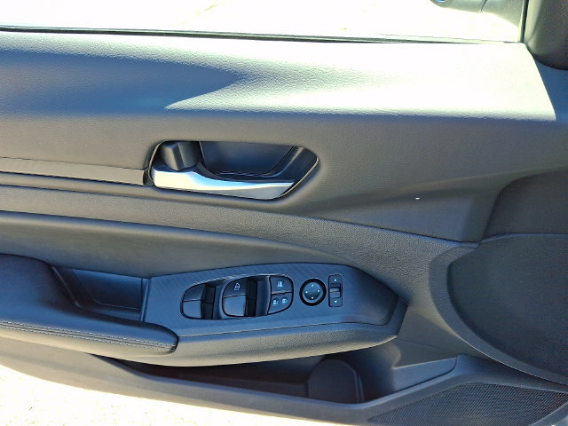Used 2025 Nissan Altima 2.5 SV FWD image 12