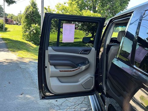 Used 2018 Chevrolet Suburban Premier AWD/4WD image 30