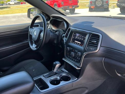 Used 2021 Jeep Grand Cherokee Laredo AWD/4WD image 16