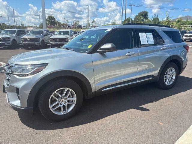 Used 2025 Ford Explorer Active w/ Active Comfort Package RWD image 3