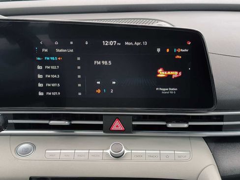 Used 2024 Hyundai Elantra Limited image 12