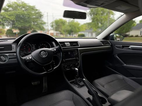 Used 2018 Volkswagen Passat 2.0T R-Line FWD image 11