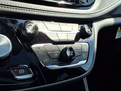 New 2027 Chrysler Pacifica Limited FWD image 9